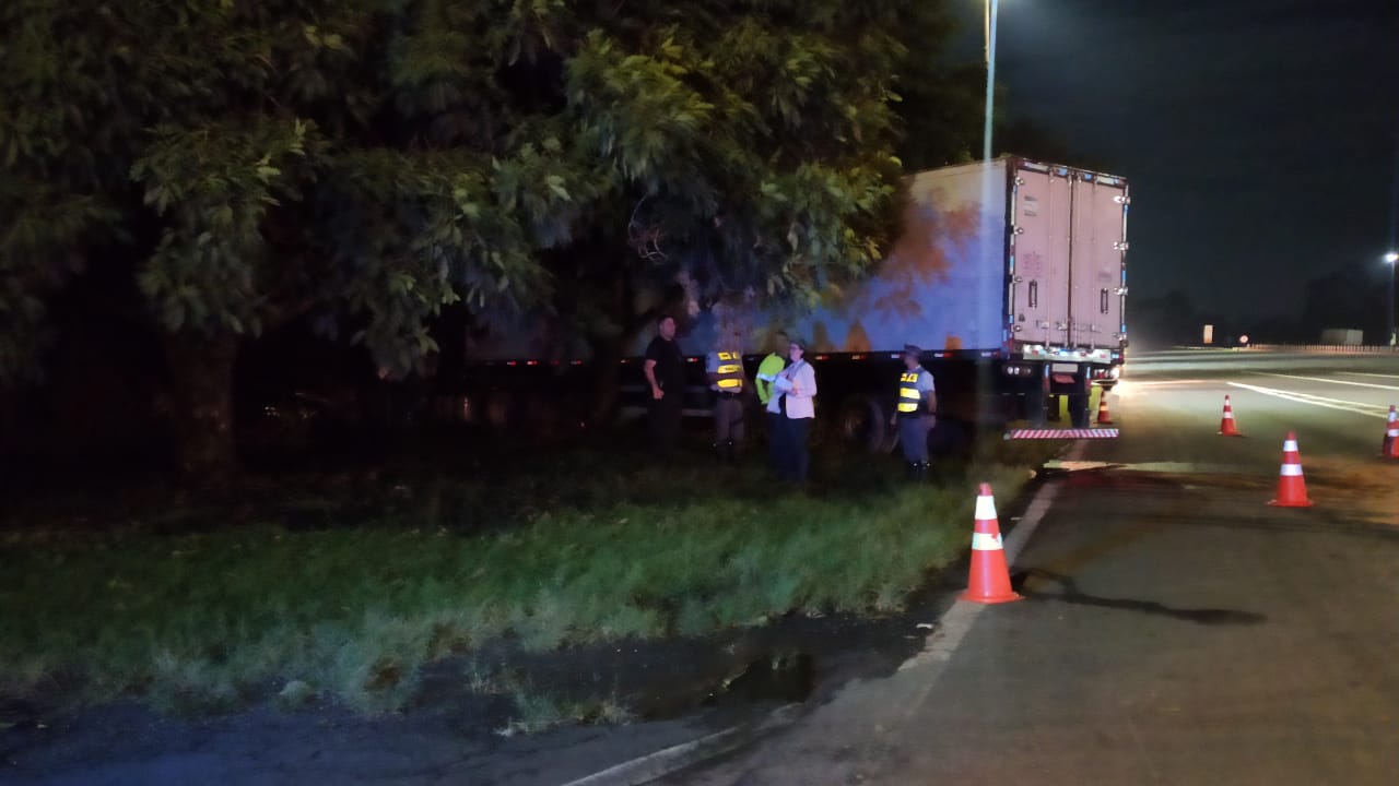 Foto 2 de 3 — Motorista perde o controle do caminhão e arranca cabine do pedágio na rodovia SP-310 em Araraquara